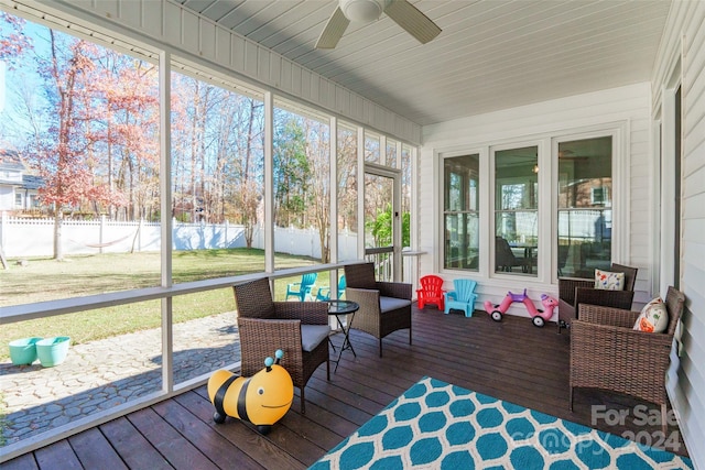 sunroom with ceiling fan