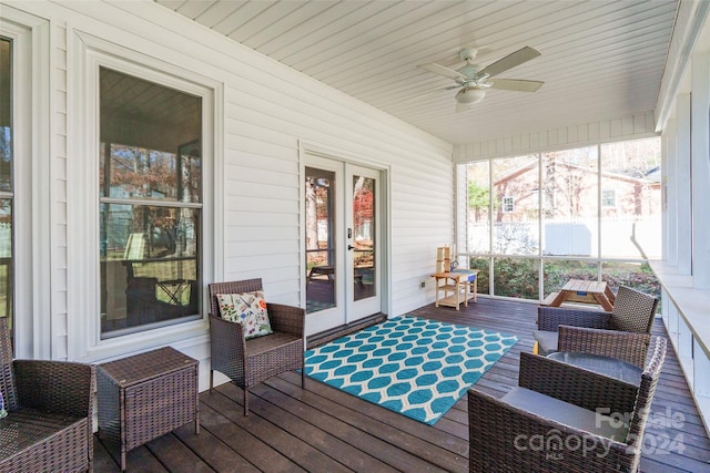 sunroom with ceiling fan