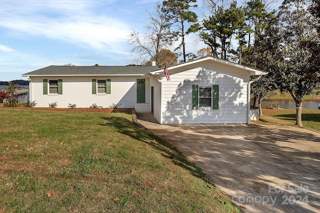 ranch-style home featuring a front yard