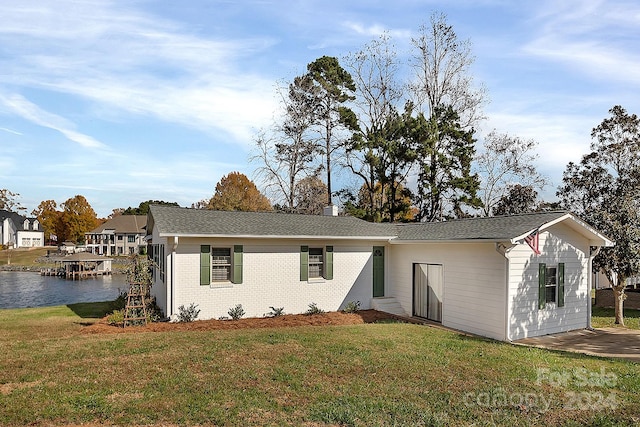 view of front facade with a front lawn