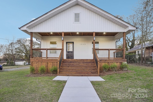view of front facade featuring a front lawn and covered porch