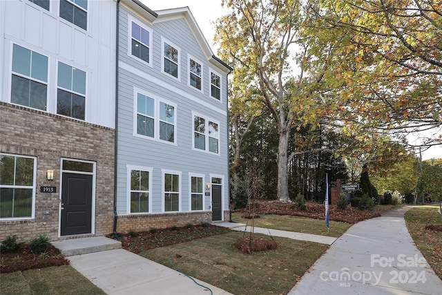 view of front of home featuring a front yard