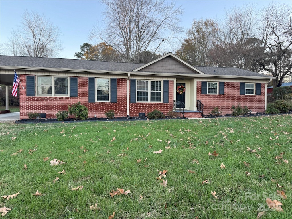 ranch-style house featuring a front yard