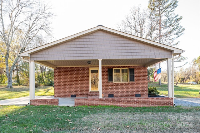 bungalow-style house featuring a front lawn