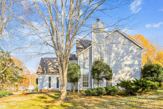 view of front of house featuring a front lawn