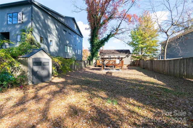 view of yard featuring a storage unit