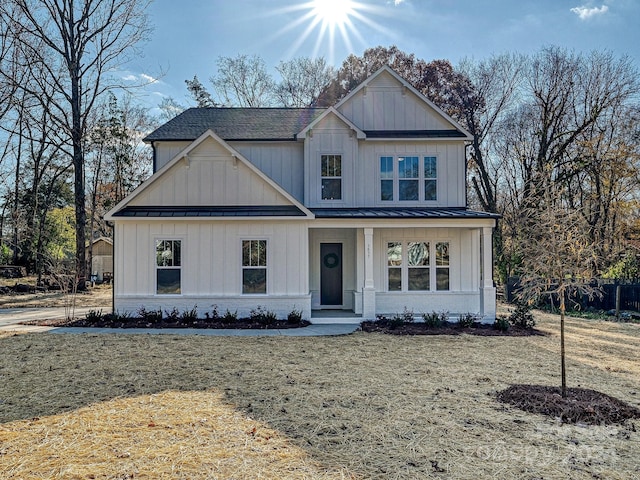 view of front facade featuring a front yard