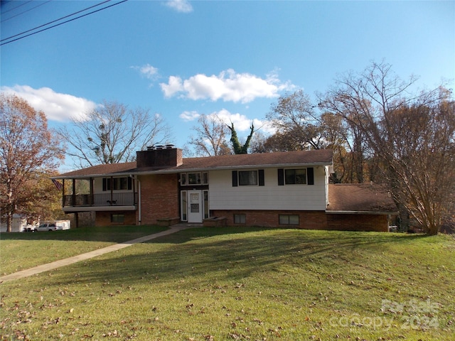 view of front facade with a front yard