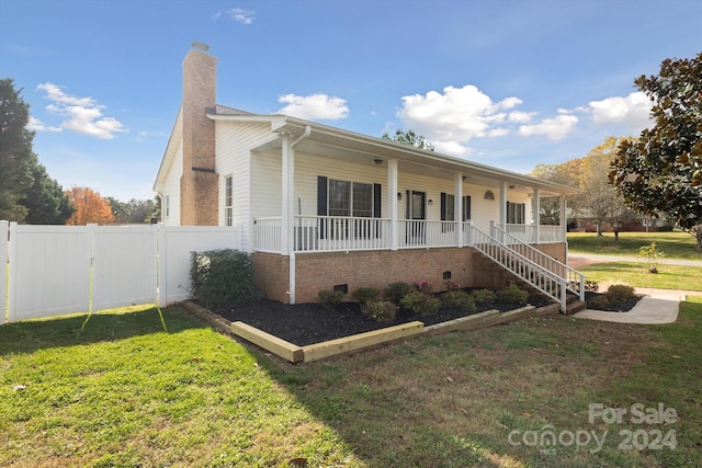 view of front of home featuring a porch and a front lawn