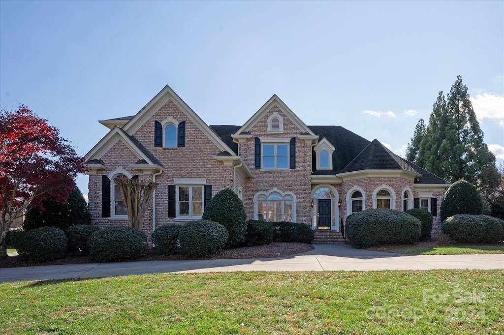 view of front of property with a front yard