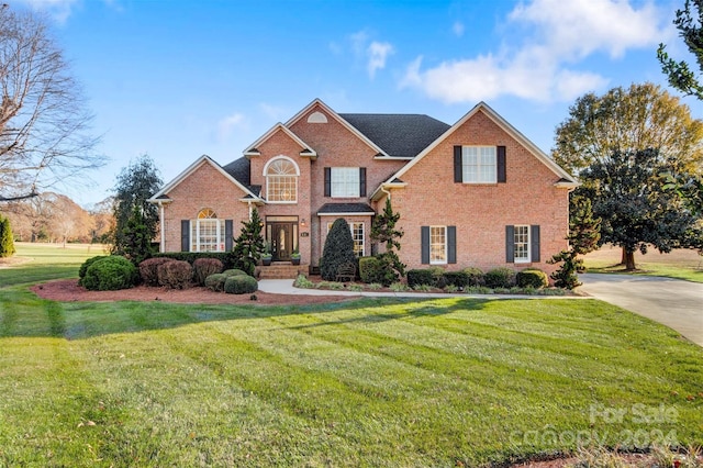 front of property featuring a front lawn