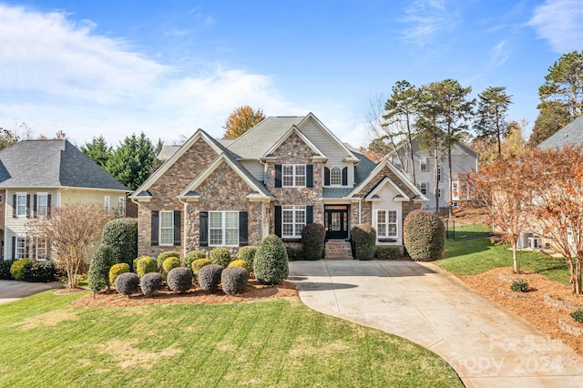 view of front of property featuring a front yard