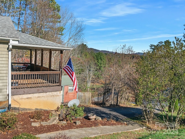 view of yard featuring a mountain view