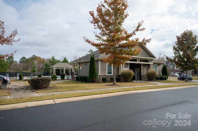 view of front facade featuring a front yard