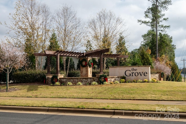 community sign with a yard