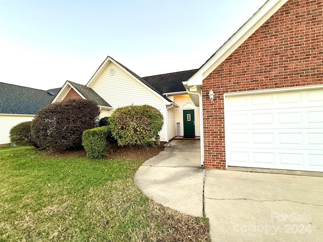 view of front of property with a front lawn