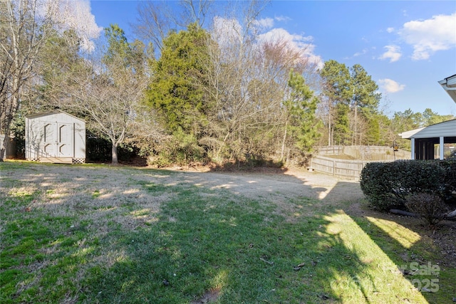 view of yard featuring a storage unit