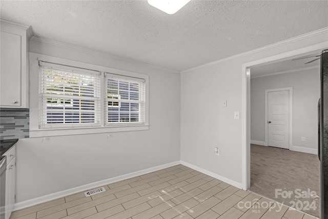 unfurnished room featuring a textured ceiling, light hardwood / wood-style floors, ceiling fan, and crown molding