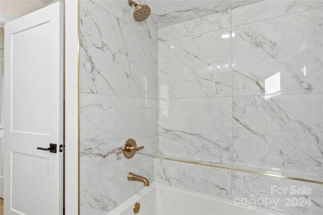 bathroom featuring tiled shower / bath