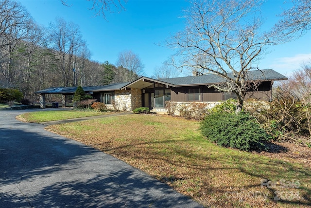 single story home featuring a front yard