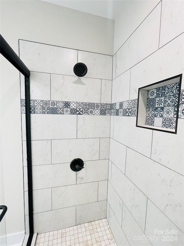 bathroom featuring a tile shower