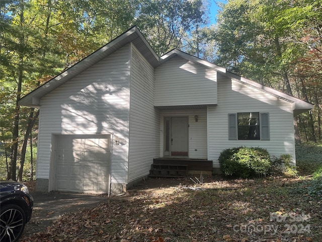 view of front facade featuring a garage