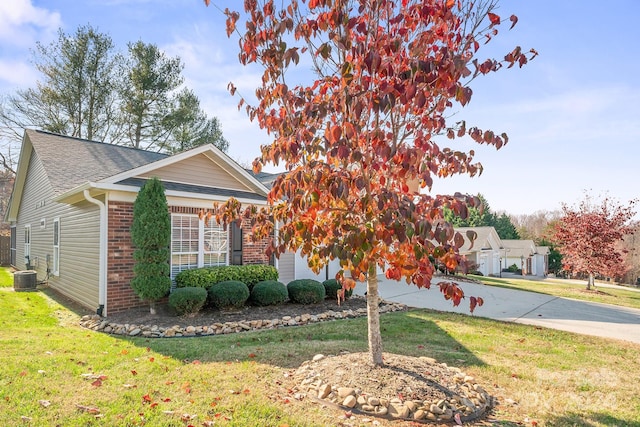 view of front of house featuring central AC and a front yard