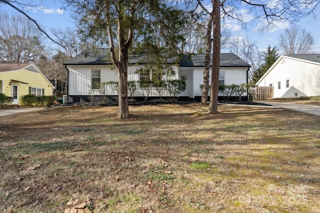 view of front of house featuring a front yard