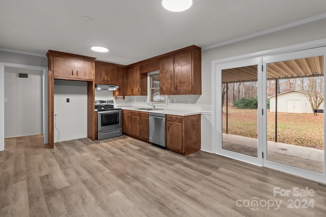 kitchen featuring crown molding, sink, appliances with stainless steel finishes, and light hardwood / wood-style flooring