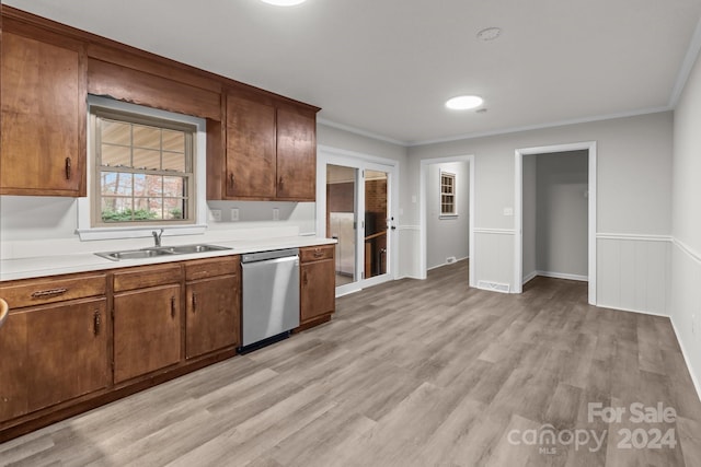 kitchen featuring light hardwood / wood-style floors, stainless steel dishwasher, ornamental molding, and sink