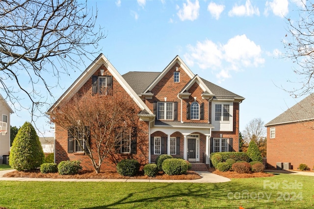 view of front of home featuring a front yard