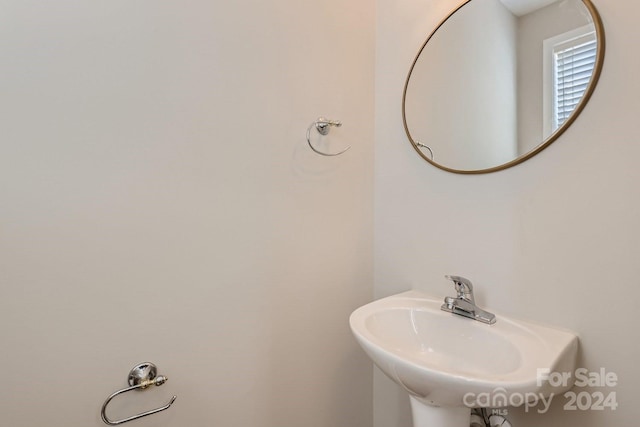 bathroom featuring sink