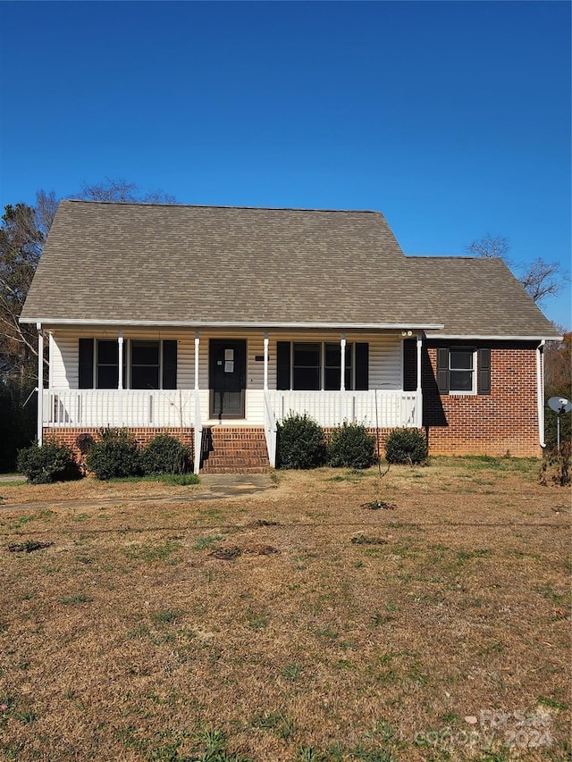 view of front facade featuring a front lawn and covered porch