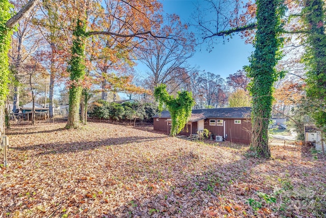 view of yard featuring an outdoor structure