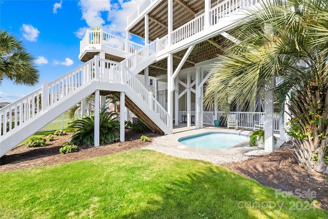 view of swimming pool featuring a yard