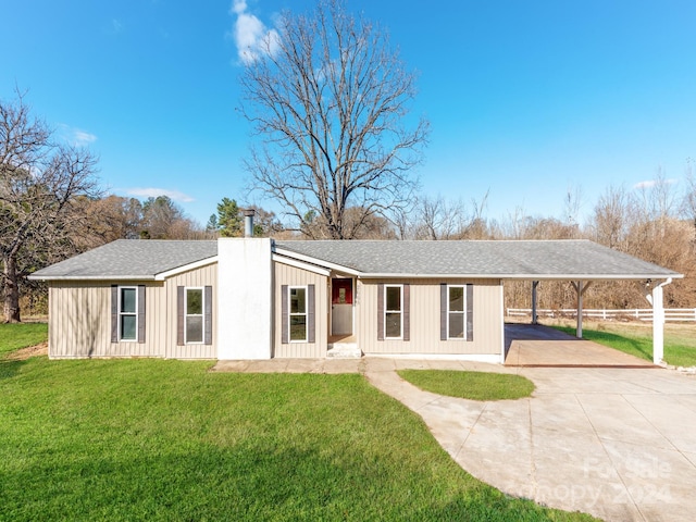 view of front of property featuring a front yard and a carport