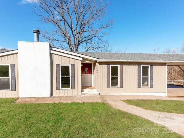 view of front of home with a front yard