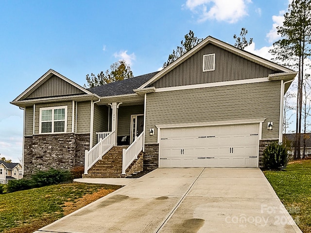 craftsman inspired home with a front lawn and a porch