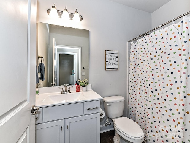 bathroom featuring a shower with curtain, vanity, and toilet