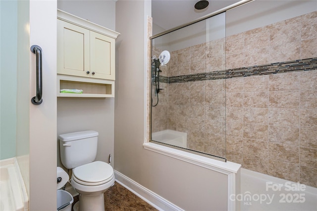 full bath featuring baseboards, a tile shower, and toilet