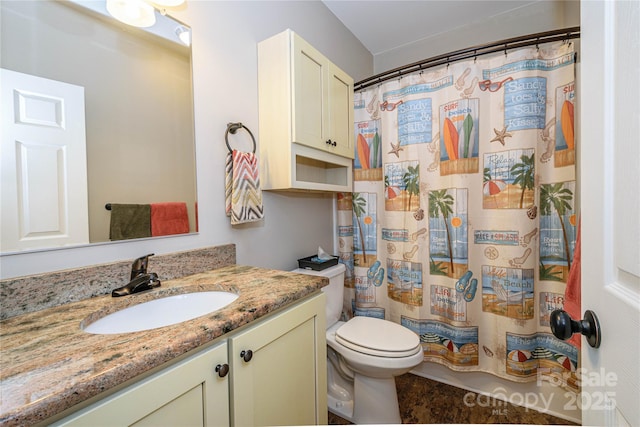 bathroom with a shower with shower curtain, vanity, and toilet