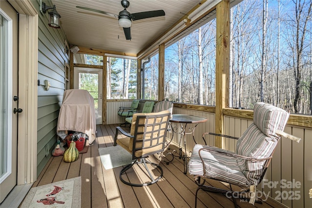 sunroom / solarium with a ceiling fan