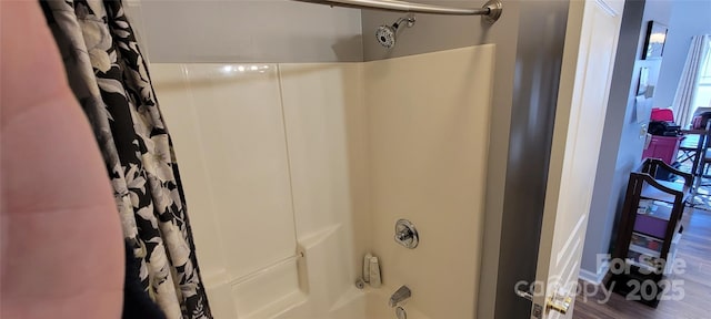 bathroom featuring shower / tub combo