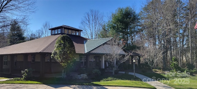 view of front facade with a front lawn