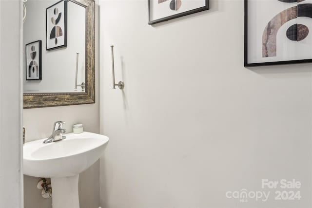 bathroom featuring sink