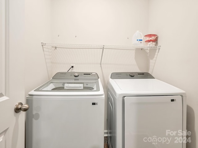 laundry room with washing machine and dryer