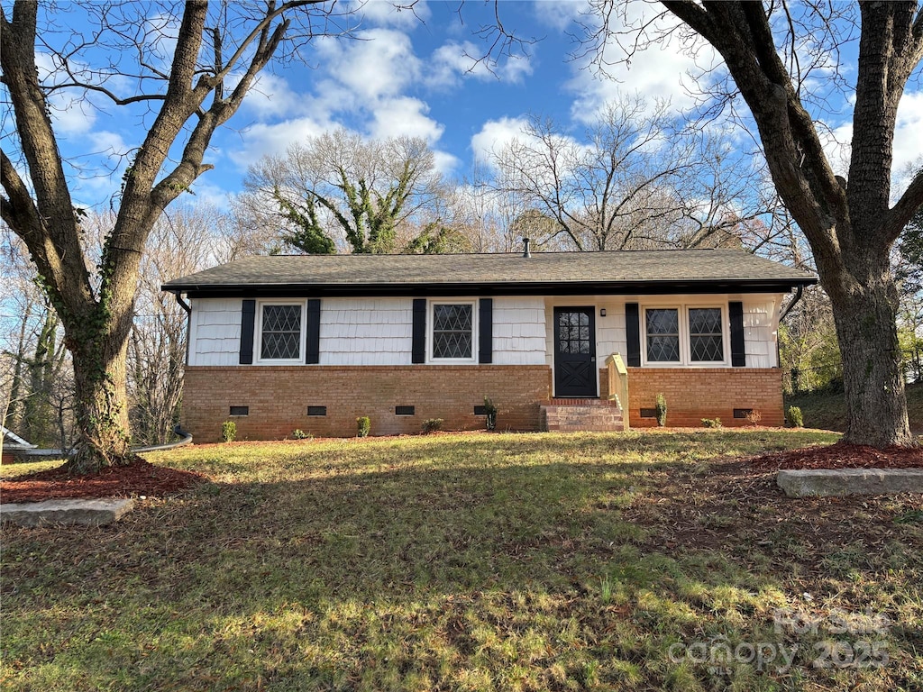 view of front of house with a front lawn