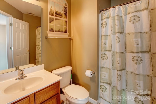 bathroom featuring a shower with curtain, vanity, and toilet