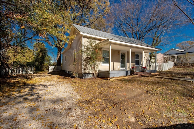 view of front of property featuring covered porch