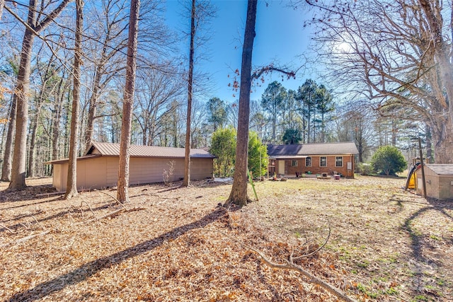 view of yard featuring an outdoor structure